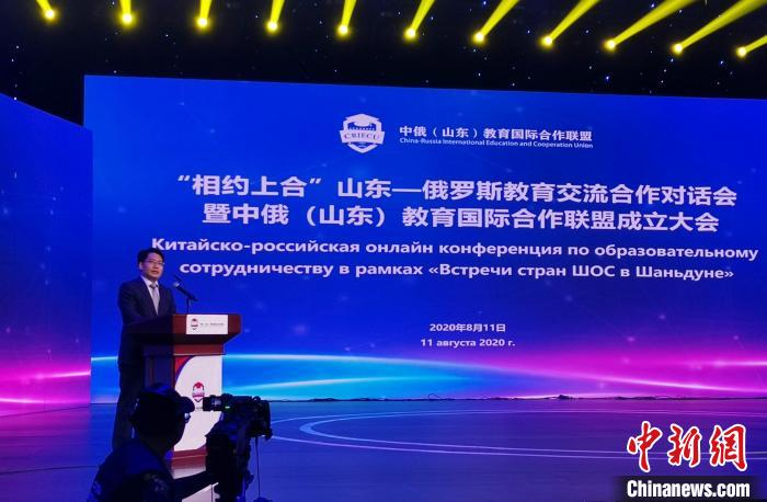 山东省教育厅厅长邓云锋在现场致辞。　赵晓 摄