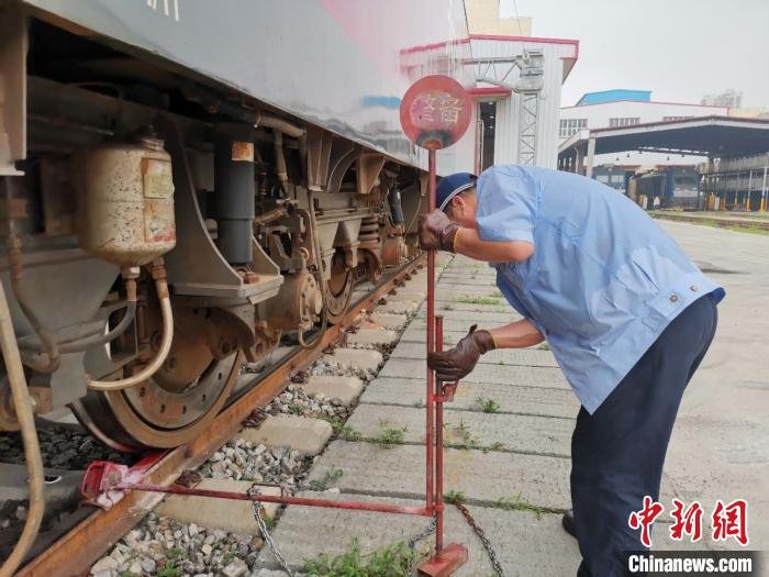 图为列车机车镟修检查完毕。　郝学娟 摄