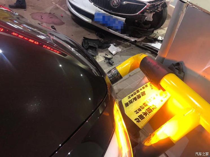 Model 3失控撞进加油站 网友：电动车也加油？