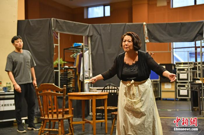 《阳光下的葡萄干》排练照。李春光 摄