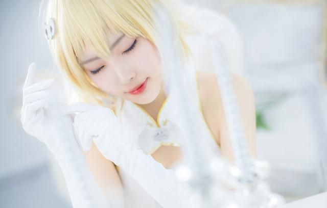 穿纯白高叉旗袍配过膝“白丝”的贞德,就算是圣女,也可以很性感_新浪新闻