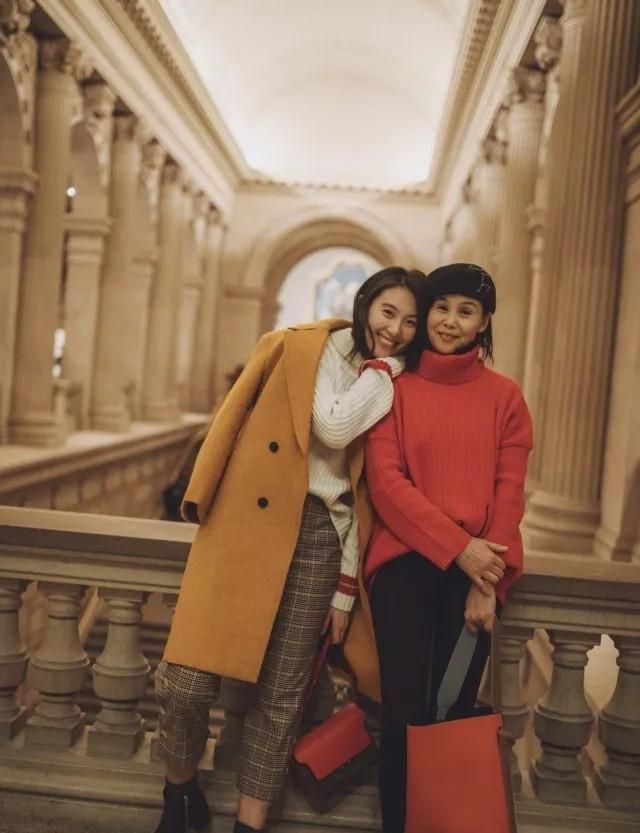 什么是“简约式优雅”?女人向往的知性美,全在晚晚妈妈的穿搭里