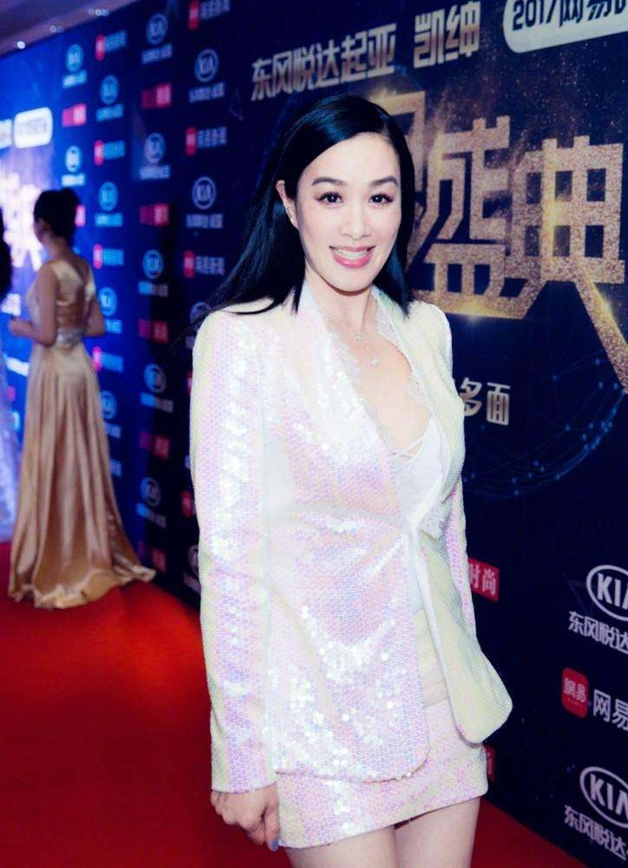 钟丽缇50岁依旧性感，银色亮片裙华丽耀眼，高马尾活力满满