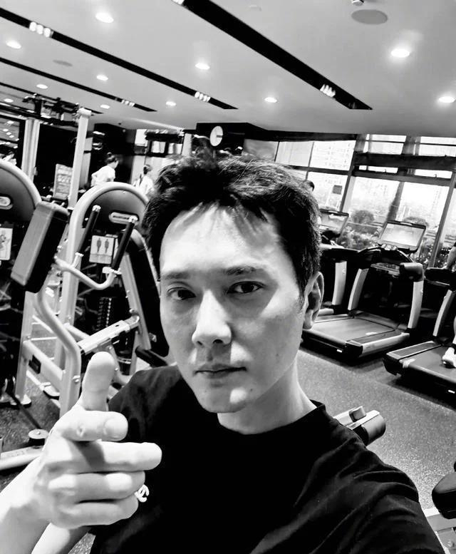 冯绍峰晒照瘦成闪电,高情商调侃发福传闻,网友:赵丽颖来学说话|冯绍峰