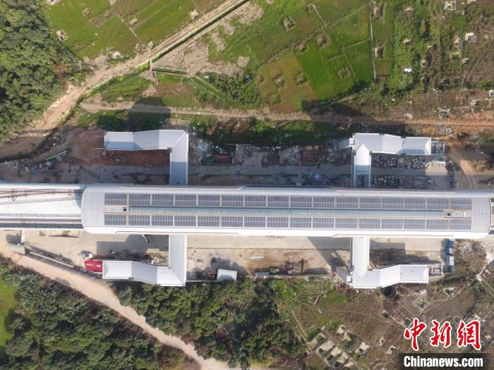     图为深圳地铁6号线高架车站设置的太阳能光伏发电系统。　中铁二院 供图　