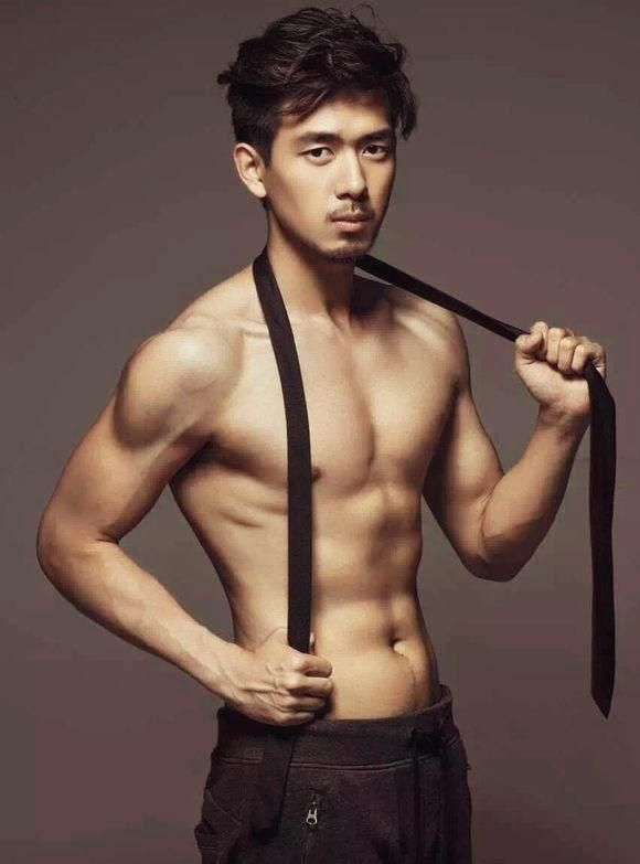 女生喜欢的是彭于晏,李现,蒋劲夫之类的男生,还有个典型代表