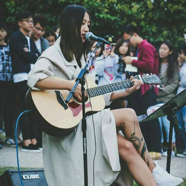 作为独立音乐人，她没有签约公司，却凭出众的实力在乐坛崭露头角