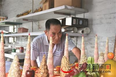 ▲周金洪老人制作的七夕贡案非常精美 图片均由记者 付碧强 摄