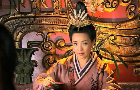 吕雉是中国的第一个皇后，她是怎么死的？她的一生应该怎么评价