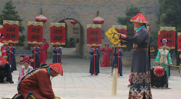 古代太监为啥那么有钱？帮皇帝宣一道圣旨，比现代人一年工资还多|宦官_新浪新闻