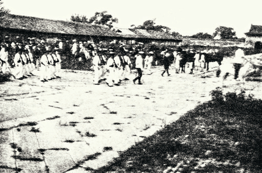 进入紫禁城的日本参谋与步兵团。