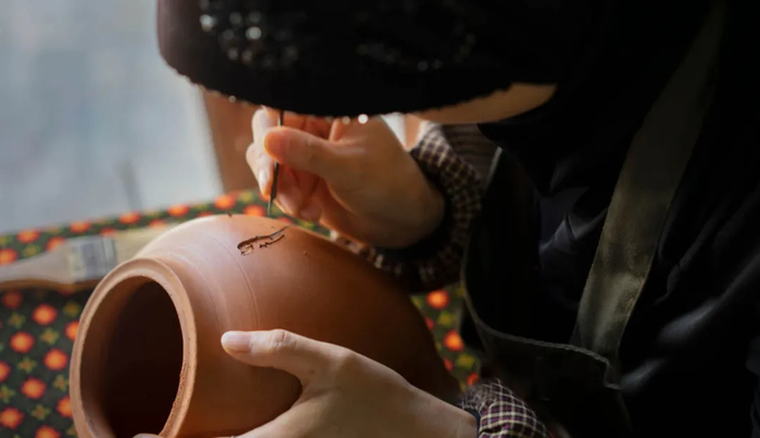 建水紫陶制作 图源：云南省地方志编纂委员会办公室