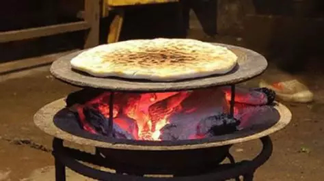 石板粑粑 图源：云南省地方志编纂委员会办公室