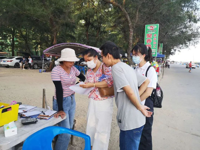 图为疾控人员在东兴市走访调查