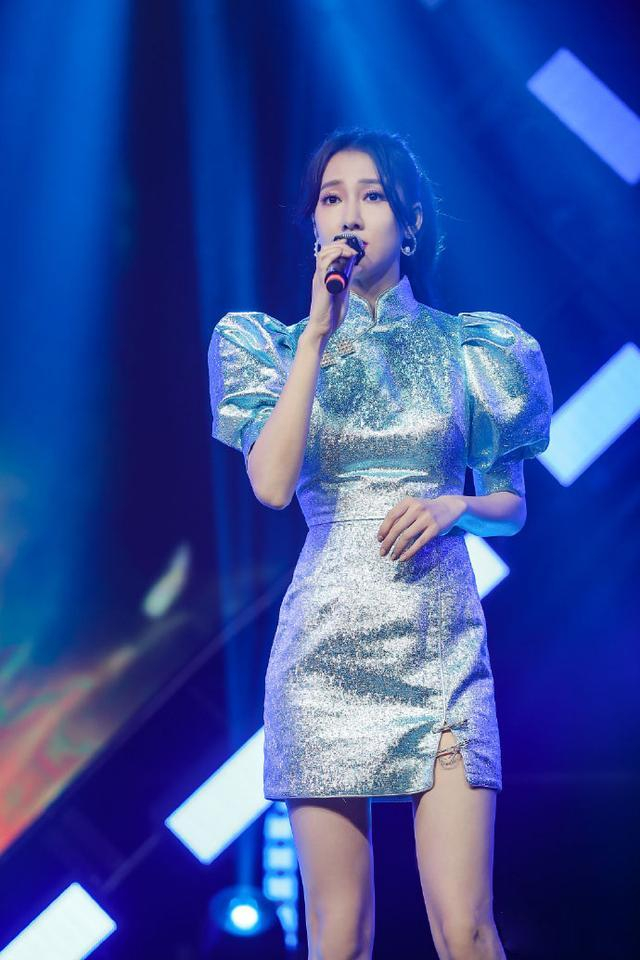 弦子身材原来这么好,穿改良旗袍娇俏又少女,“漫画腿”好不真实_新浪新闻