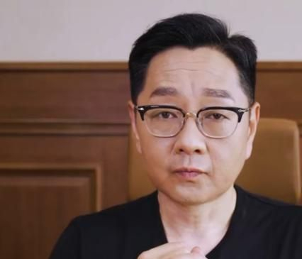 张绍刚近照瘦到脱相，强撑录像说话缺失中气，或是减肥太辛苦_新浪新闻