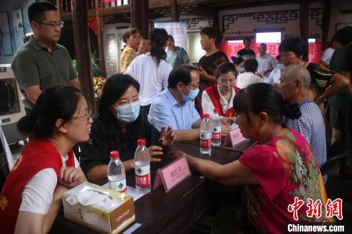 浙江省少数民族知识分子联谊会医卫服务站赴社区开展义诊活动。永康市委统战部供图