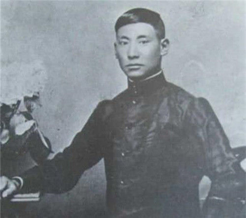 孔二小姐心血来潮穿女装，引来龙三少爷调戏，一言不合便拔枪对射