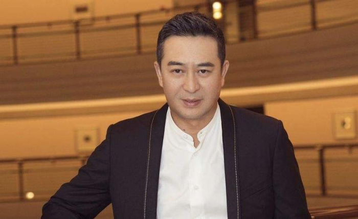 张嘉译因跑龙套被前妻分手,今成影帝,迎娶二婚老婆成人生赢家!