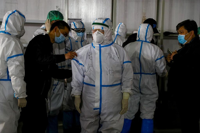 2020年3月18日，张伯礼（中）准备进入武汉江夏普安山康复驿站为康复人员问诊。 张畅（湖北分社）/中新社/人民视觉