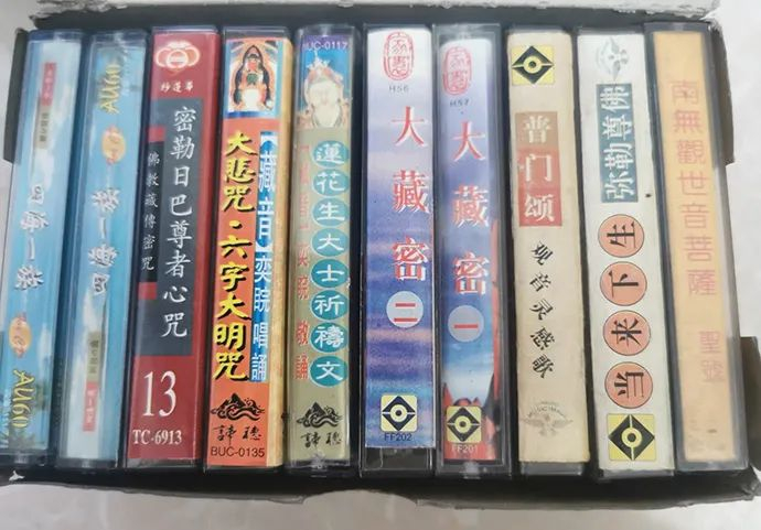 学员买来用于练功的磁带。受访者供图