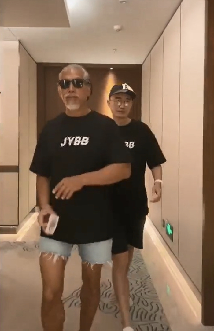57岁张耀扬出席活动近照曝光,头发胡子花白显苍老,仍有型有款