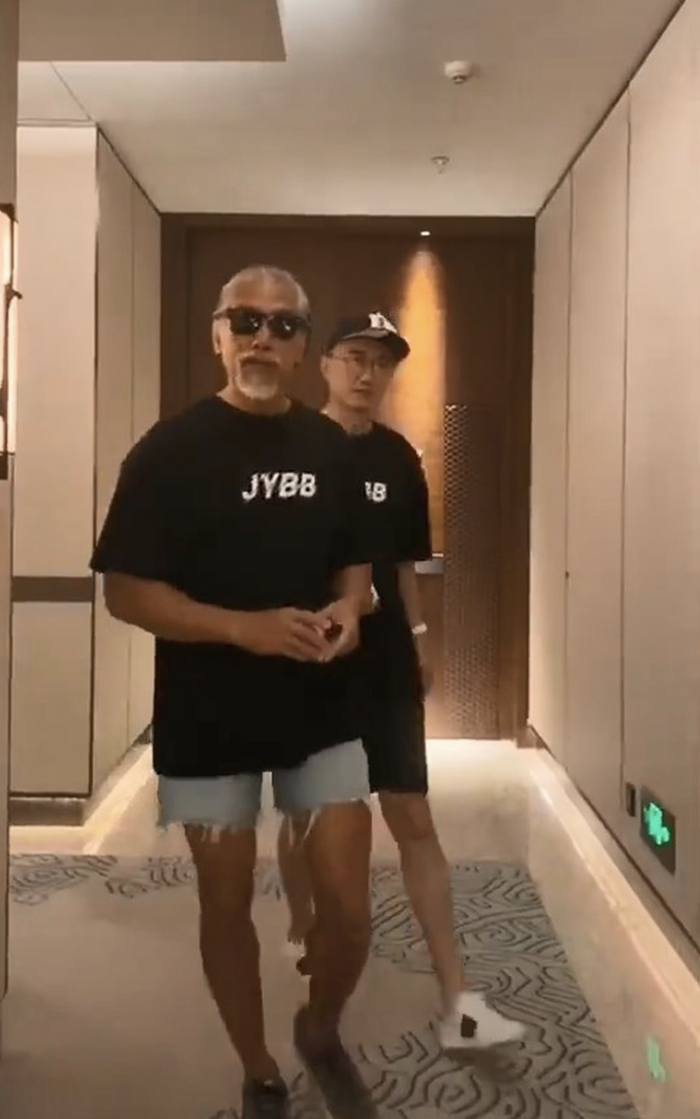 57岁张耀扬出席活动近照曝光,头发胡子花白显苍老,仍有型有款