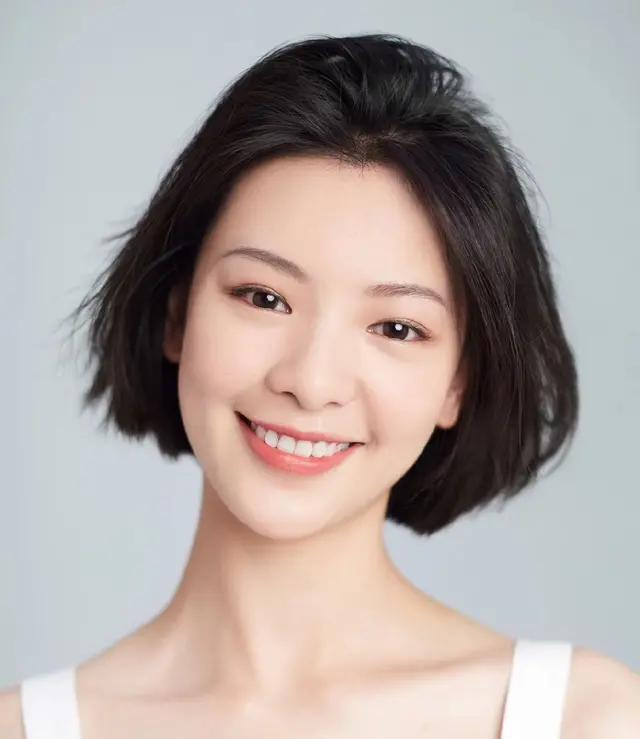99后女演员邱天，特别有辨识度，气质高冷笑起来也很甜很美