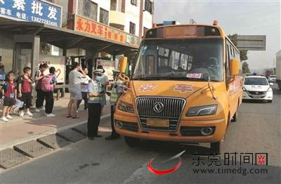▲交警依法对超载校车进行查处 樟木头公安分局供图
