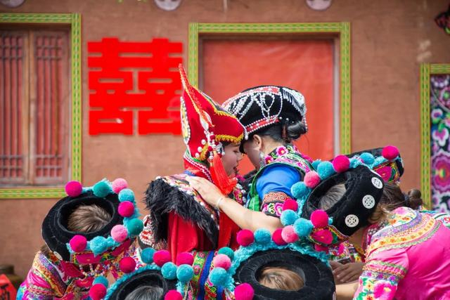 彝家人的古老习俗，在这里焕然一新：好玩好看又好吃