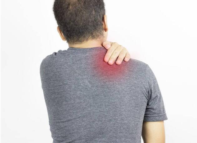 后背疼痛是累的?医生:若长期持续性疼痛,或是大病的信号