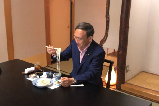 乌冬面和荞麦面是菅义伟最爱的食物。