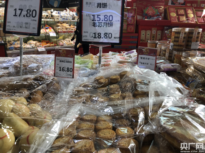 散装月饼被摆在售卖区“C”位（央广网记者 王晶 摄）