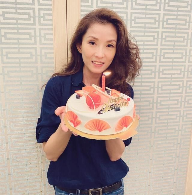 叶全真与妈妈庆祝51岁生日,保养得宜皮肤紧致,母女俩长相太相似