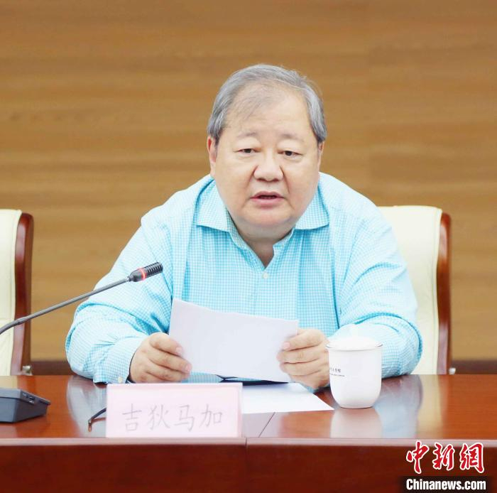 中国作家协会副主席、党组成员、书记处书记吉狄马加。　史家昌 摄
