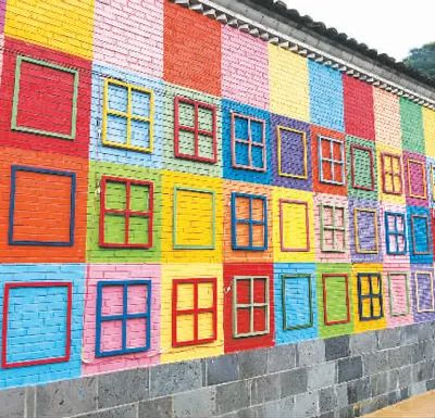 帕连村中五颜六色的霓虹灯墙 刘乐艺 摄