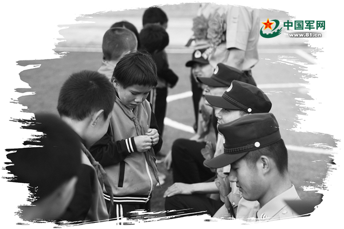 迈丹小学的学生与退役老兵依依惜别。孙家奇摄