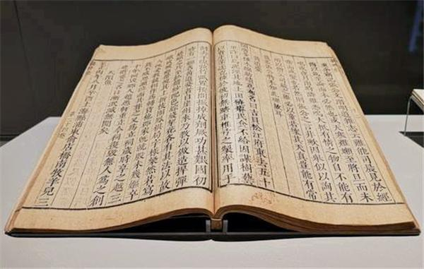 古代世界各国，都使用什么擦屁股？英国用三文鱼，日本的最奢侈|纸张|屁股|厕纸