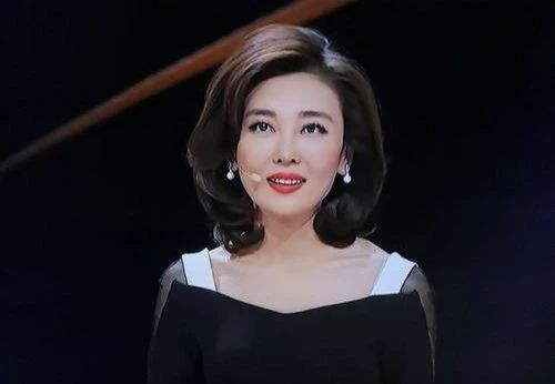 曾是董卿接班人准央视一姐,因胸太大扣子崩开受争议