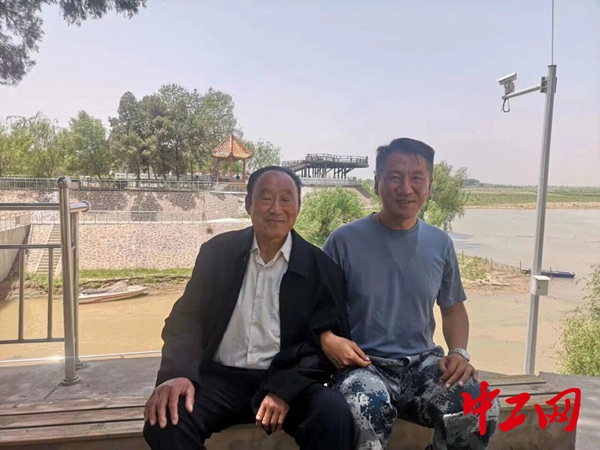 张飞（右）与舅舅的合影（受访者供图） 