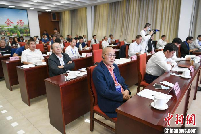 专家学者朔州“论”瓷。　韦亮 摄