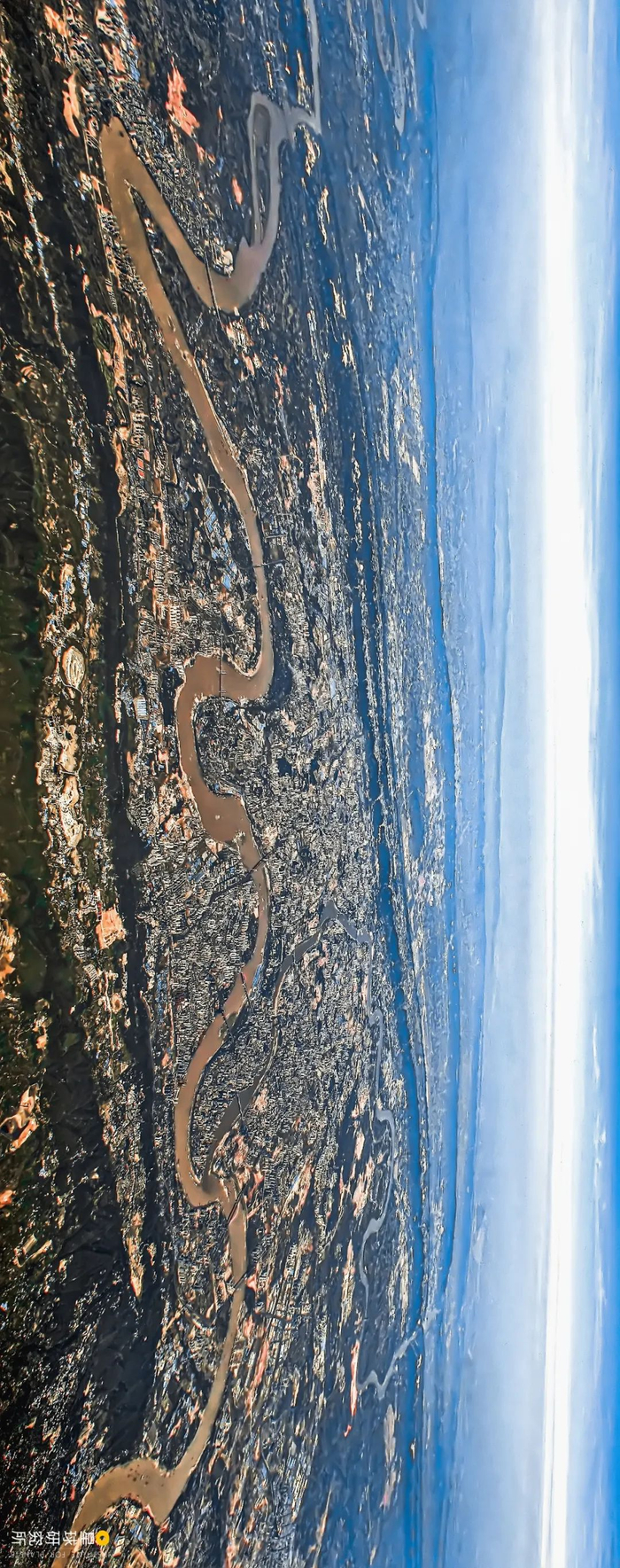 夹持重庆主城区的平行岭谷犹如大地的琴弦 @奇妙的小王同学 摄