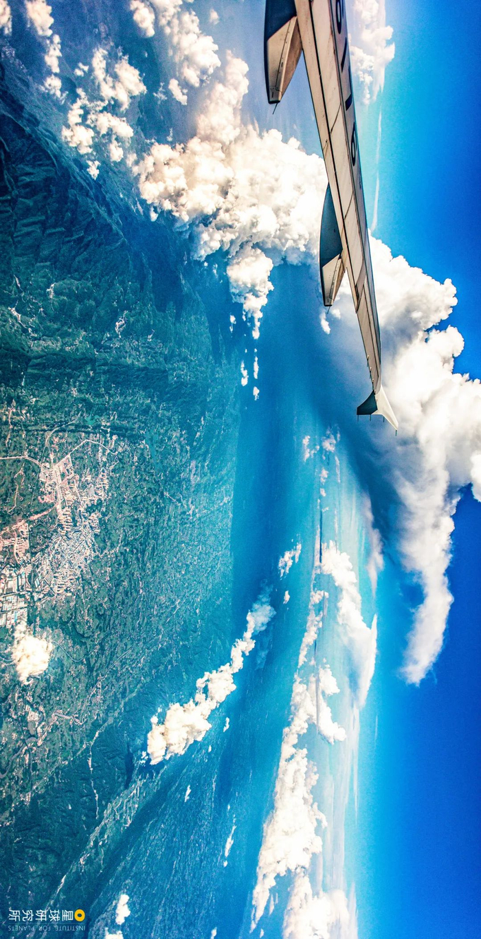 川东平行岭谷航拍，左侧是华蓥山，右侧为铜锣山 杨虎 摄