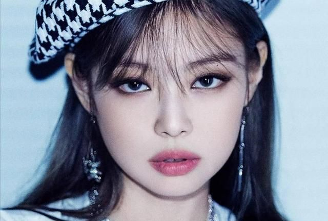 JENNIE单人海报曝光,烟熏妆slay气场,却被指“撞脸”辛芷蕾