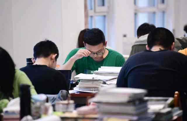为何这么多大学生争着读研?