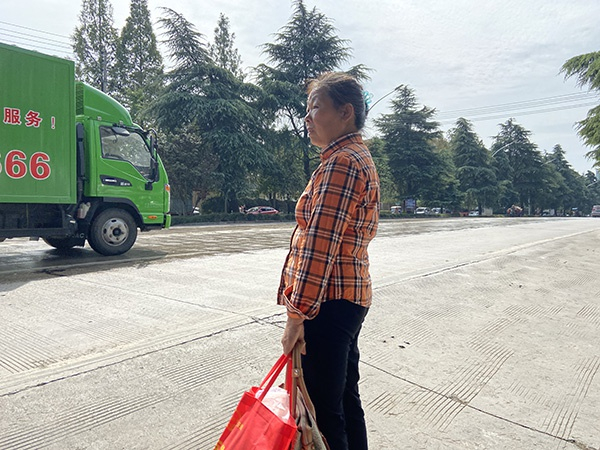 　　得知可以和记者前去山东寻找失散的儿女，杜金兰很快钻进了卧室。十分钟后，“走吧！”一声传来，她挎着两个包站在客厅。包里塞了些她刚炒好的栗子、洗漱用品，一身换洗衣服。本文图均来自 澎湃新闻记者 赵思维