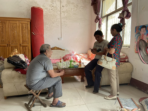 　　屋内，和平显然对这个“娘”接受度更高。他靠在沙发上教杜金兰使用微信，给她看两个孩子的照片。他告诉杜金兰，别人家都有老人帮着带孩子，他没有娘帮，还要照顾行动不便的老爹，“我们再要个孩子，你帮着带。”