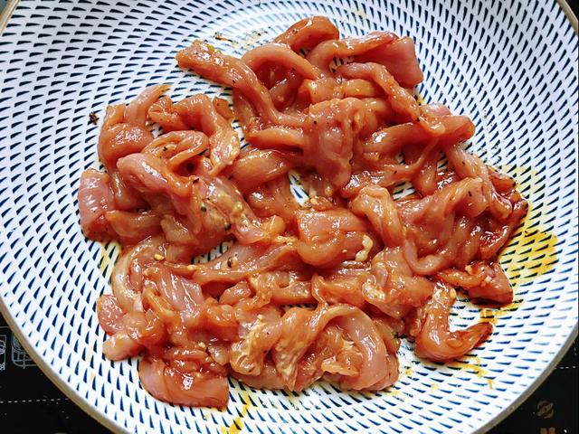 炒肉时,不要简单的用淀粉腌制肉片,加上3种食材,入味又鲜嫩