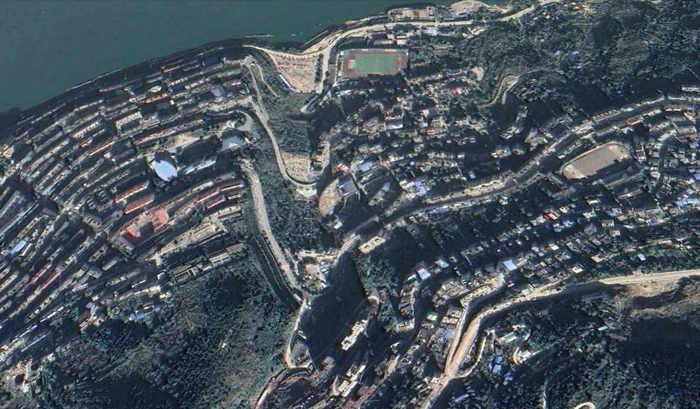 卫星上看湖北巴东县:县城位于长江两岸,依山而建少有平地