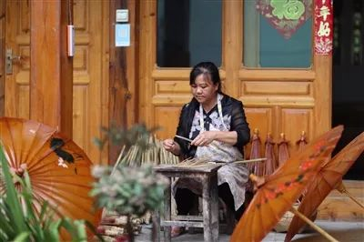 油纸伞制作 图源：保山日报